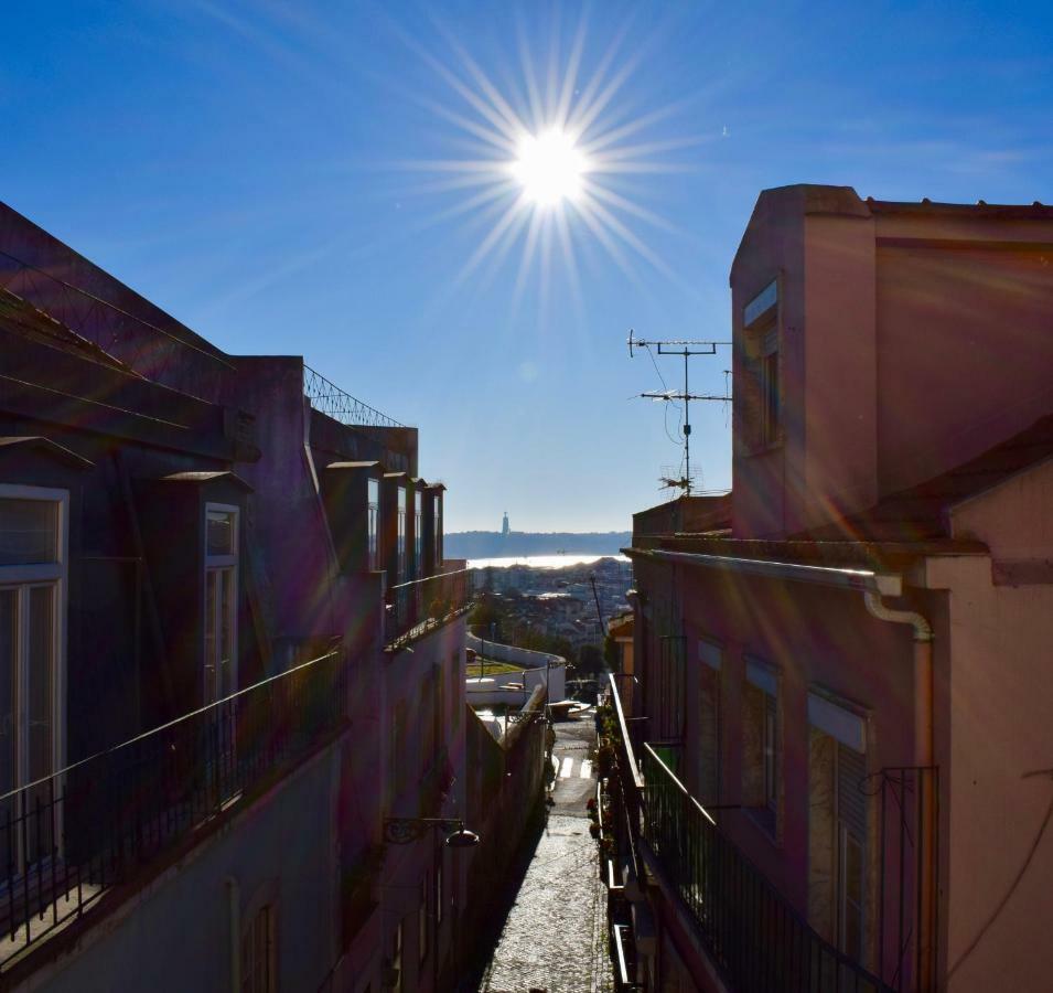 Elegant Riverview Apartment In Historical Lisbon Exterior photo